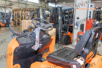 Самоходный Тягач для склада/производства T60Q 6000kg Sit-on tow tractor, standard with AB 48/400+ 48/55, with blue light and rearview mirror, and walkie mode button, optional Controller Curtis F4A and display, Seat armrest , Color: Orange & grey HV Market