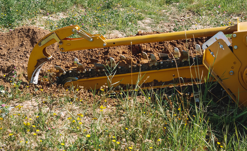 Траншеекопатель Delta TR900 на мини-погрузчик Case для грунта