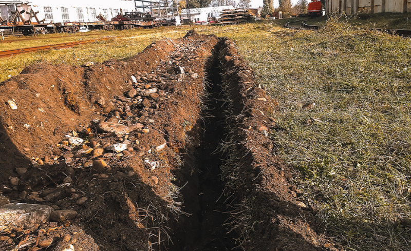 Траншеекопатель Delta TR900 на мини-погрузчик Mustang для грунта